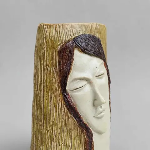 Face vessel with dark red hair, cream ground
