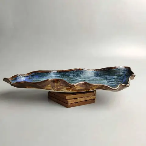 Long blue-combed boat tray on wooden risers
