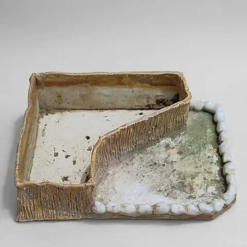 Two-tone tray with a white pebble border