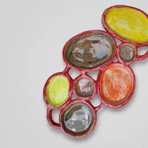 Red-rimmed cabochon glaze cluster