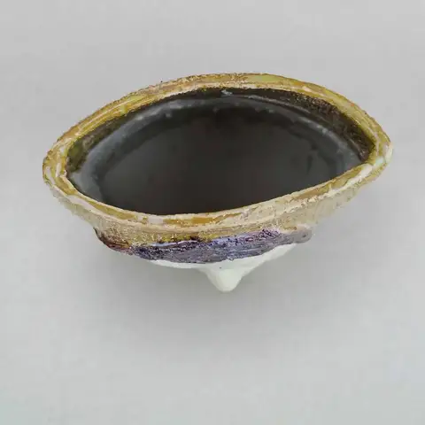 Footed bowl with an olive-gold rim